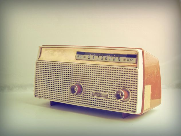 Vintage radio on white background - image gratuit #187105 