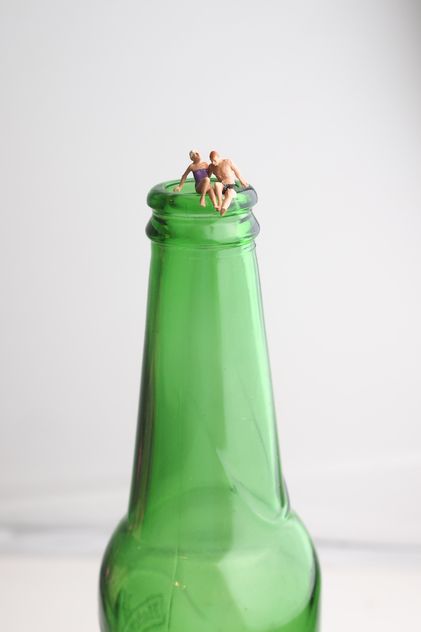 Miniature people on the bottle - бесплатный image #187145