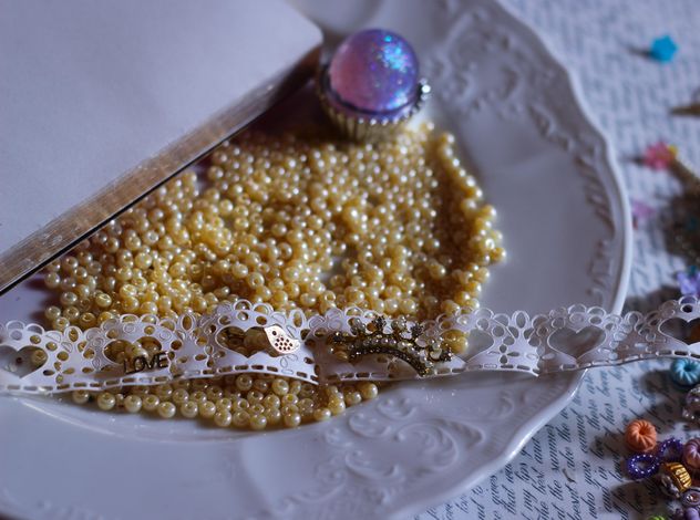 yellow beads in white plate - бесплатный image #187285