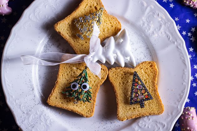 Toasts with Christmas decorations - image #187315 gratis