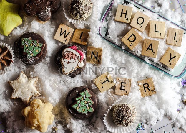 Christmas cookies on decorative snow - image #187365 gratis
