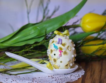 Painted Easter egg in spoon - image #187585 gratis