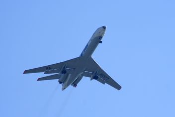 Airplane in blue sky - бесплатный image #187755