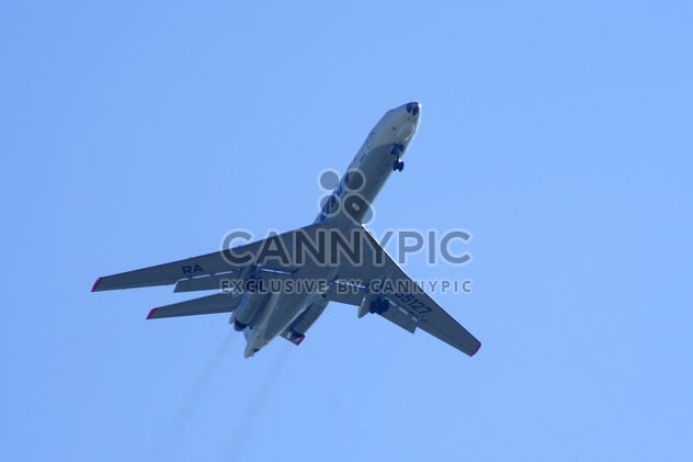 Airplane in blue sky - image #187755 gratis
