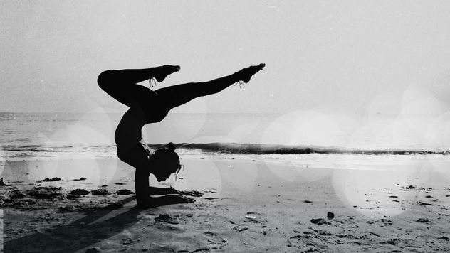 Yoga in black and white - image #197905 gratis