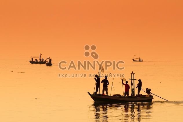 Fishermen on a boat - image #198035 gratis
