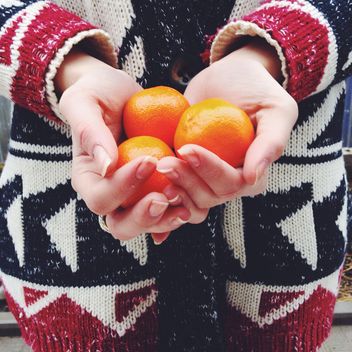Tangerines in female hands - бесплатный image #198395