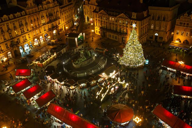 #prague #czech #czechrepublic #europe #architecture #buildings #outdoor #travel #tourism #view #lights #old #cityscape #city #scene #nightshot #night #christmas #xmas #newyear #garlands #winter #christmastree #themainsquare #square - image gratuit #198635 