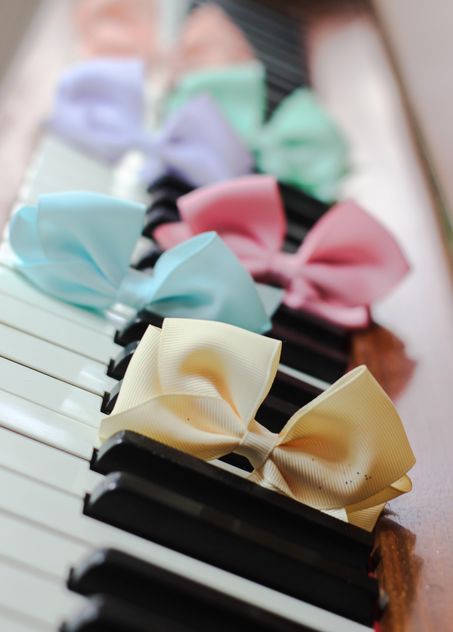 Bows Of Beads On The Piano - бесплатный image #200975
