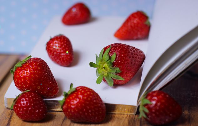 Strawberrie on a diary - image gratuit #201055 
