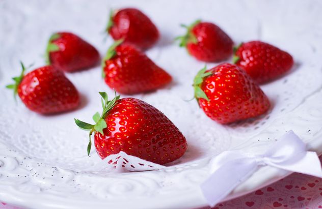 fresh strawberry in a dish - бесплатный image #201065
