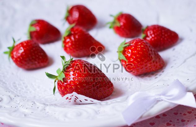 fresh strawberry in a dish - image gratuit #201065 