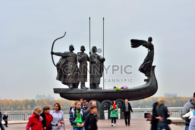 Monument to founders of Kiev - image #229465 gratis