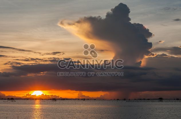 Cloudy sunset - image gratuit #271815 