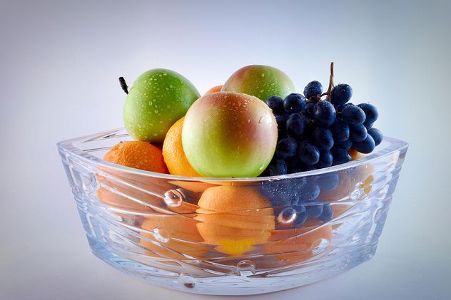 Grapes, apples and oranges in vase - image #271915 gratis
