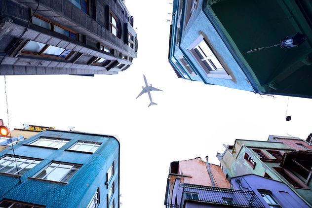 an airplane over Istanbul - image #272315 gratis