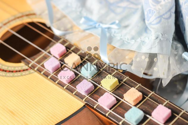 Guitar decorated with colorful sugar - image gratuit #273005 