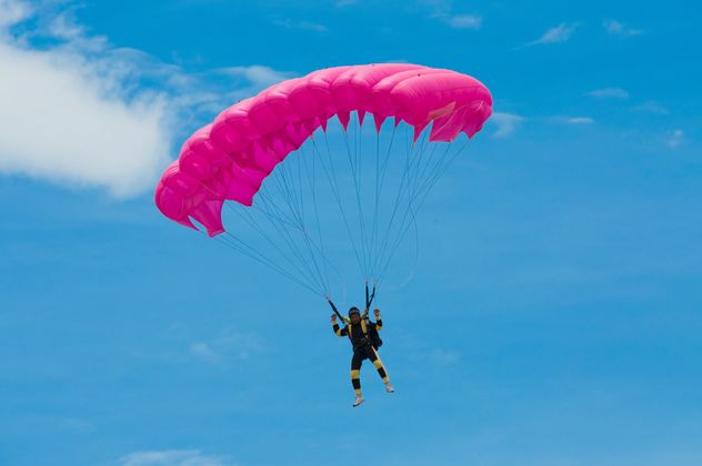 Pink parachute flight - image #273635 gratis