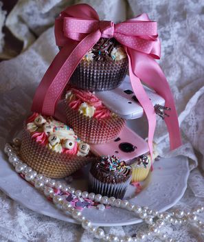 Smartphones with cupcakes - Free image #273775