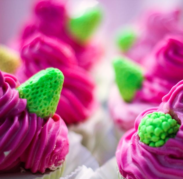 Pink and green cupcakes - image gratuit #273785 