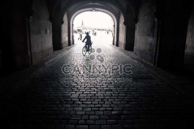 Silhouette of person on bicycle in the arch, Dresden, black and white - бесплатный image #273795