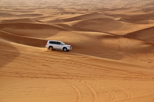 White car in desert - Kostenloses image #274765
