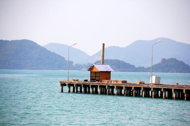 Wooden pier in the sea and mountains on the background - Kostenloses image #274805
