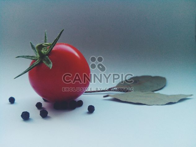 Tomato with black pepper and bay leaves - image gratuit #274845 