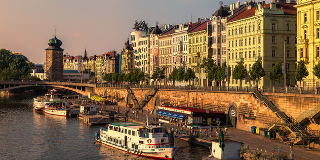 Prague embankment in one beautiful summer evening - image #293735 gratis