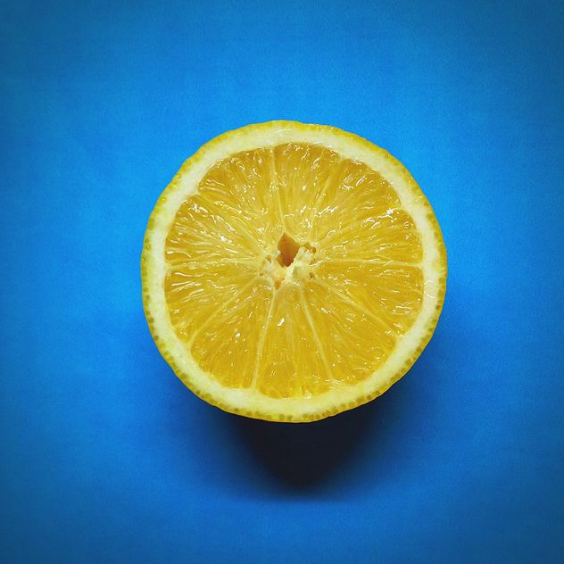 Lemon on blue background - image #301355 gratis