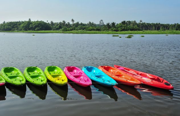 Colorful kayaks docked - image #301655 gratis