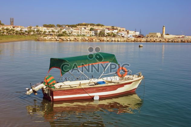 Boat on Crete Island bay - image #301715 gratis