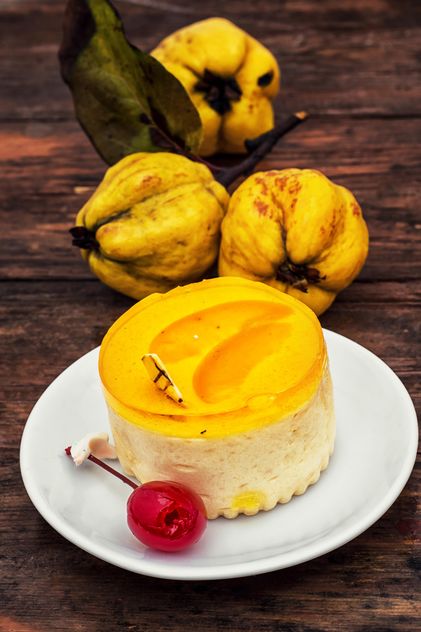 Quinces and yellow cake - image #302065 gratis