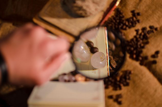 magnifier on coffee beans - image gratuit #302315 