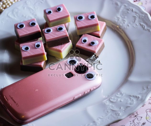 Pink smartphone with sweets - image gratuit #302555 