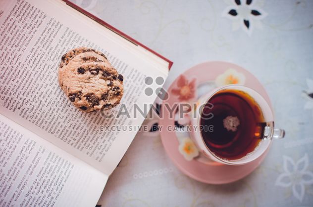 Tea with cookies and a book - бесплатный image #302955