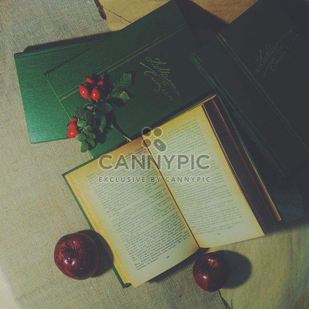 Still life of apples on a book - image gratuit #303355 