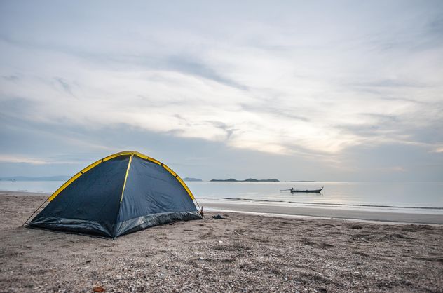 Tent on the beach - image #303755 gratis