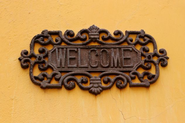 old welcome sign on the yellow wall - бесплатный image #304075