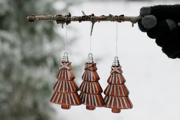 christmas toys karlkid hanging on the branch - бесплатный image #304085