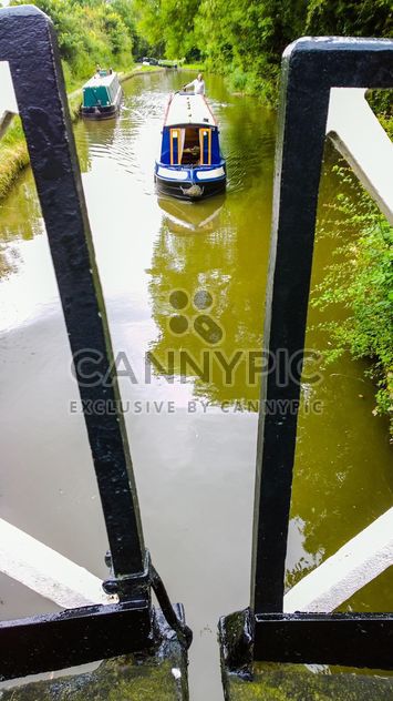 Boater tourist holidaymaker driving steering narrow boat - image #305705 gratis