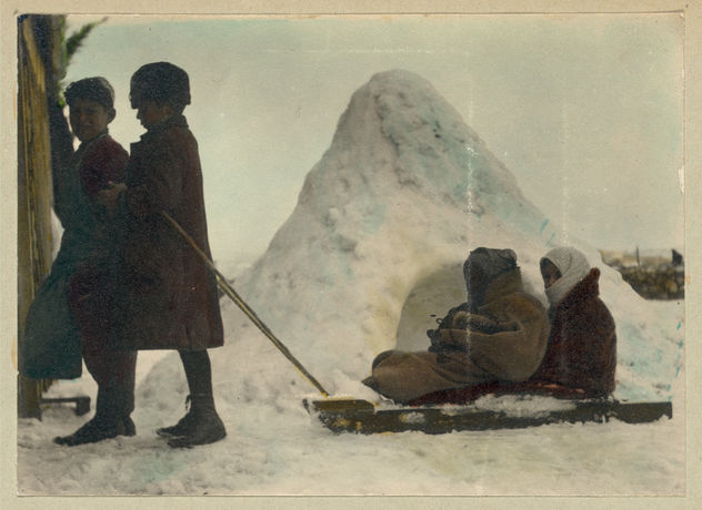 Vintage Portrait Photo Picture of Children Playing in the Cold Winter Snow, Pulling a Sled - Kostenloses image #314145