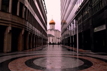 View on church between two buildings - бесплатный image #317385