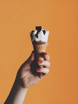 Hand holding ice cream cone - бесплатный image #328195