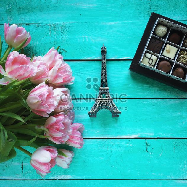 Pink tulips, eifel tower souvenier and chocolate sweets - image #329305 gratis