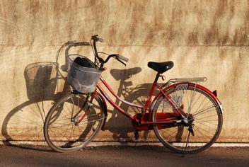 City bicycle leant on wall - image gratuit #330355 