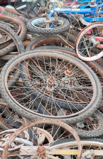 Old bicycle wheels - image #330375 gratis
