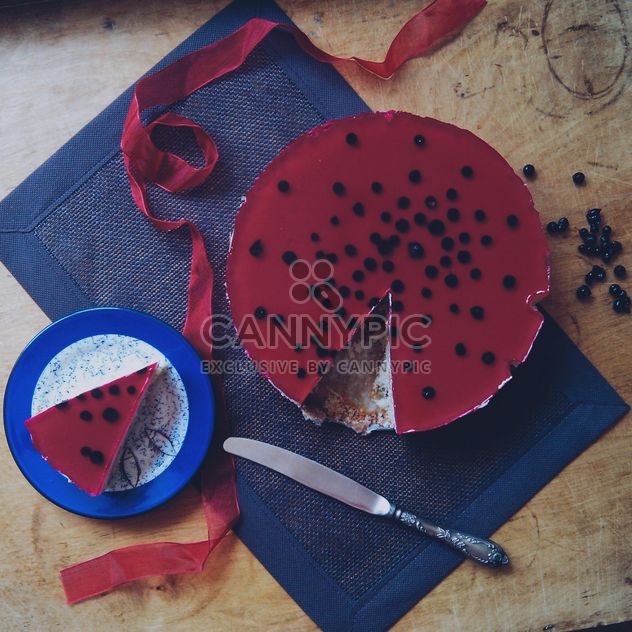 Cake with berries on blue plate - бесплатный image #330905