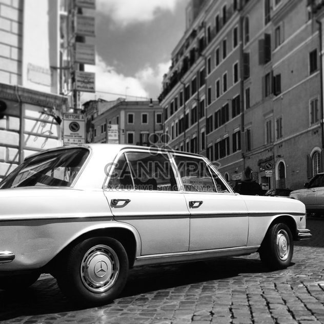 Old Mercedes car in street of Rome - image #331185 gratis