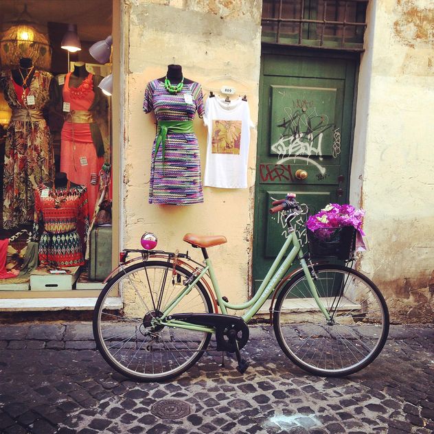 Old bicycle in in street of Rome - image gratuit #331255 